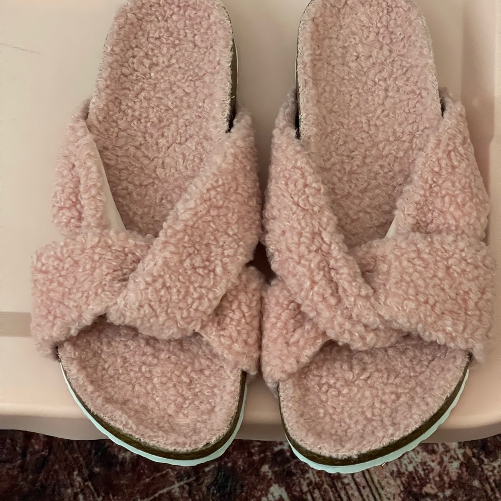 NWOT Pink Sherpa Slid on Slipper